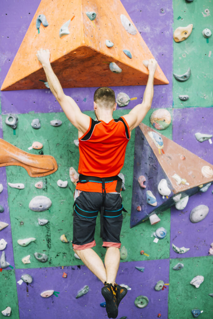 Ilustrasi wahana wall climbing, sumber: FreePik.