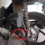 Komponen kopling sentrifugal pada motor matic (yang di dalam lingkaran merah).