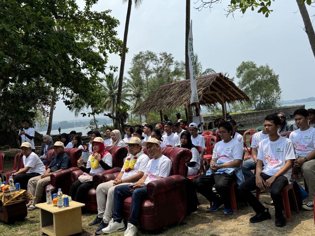 PT Pegadaian Rayakan World Habitat Day dengan Kegiatan Transplantasi Karang di Pantai Carita Anyer