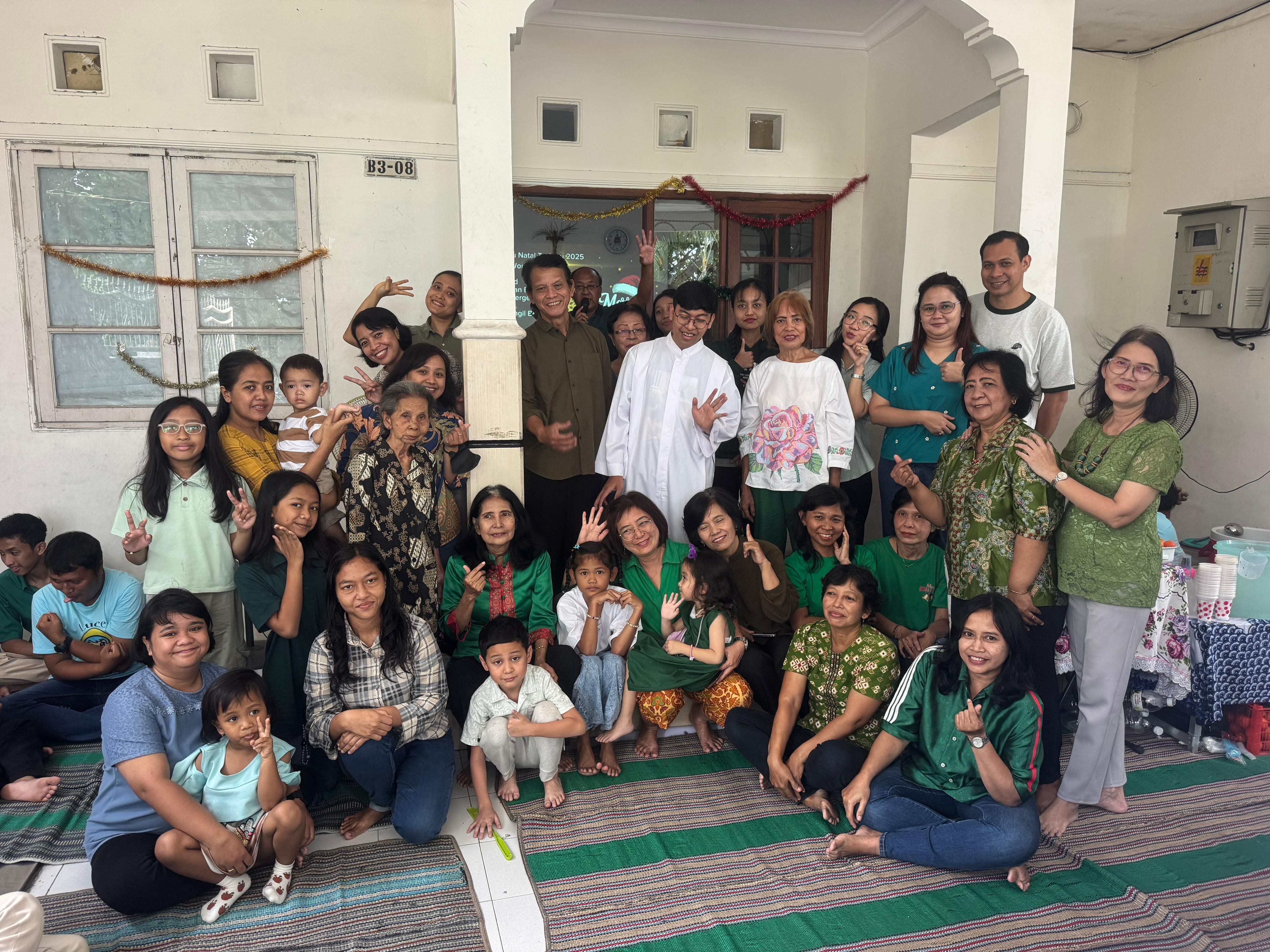 Foto bersama umat dan Pastor RD Leonardus Satrio Priambodo