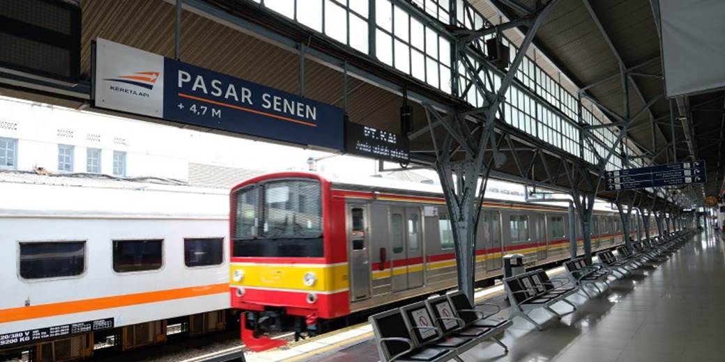Arus balik Lebaran 2026 di Stasiun Pasar Senen terpantau padat pada Kamis (26/3/2026) pagi. Hingga pukul 09.00 WIB, tercatat sebanyak 18.203 penumpang tiba di ibu kota, melampaui jumlah keberangkatan yang mencapai 15.061 orang.(Istimewa).