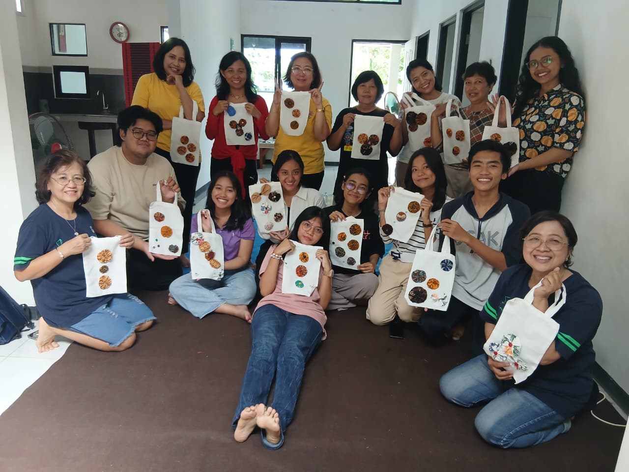 Foto peserta dan pemateri memegang totebag masing-masing