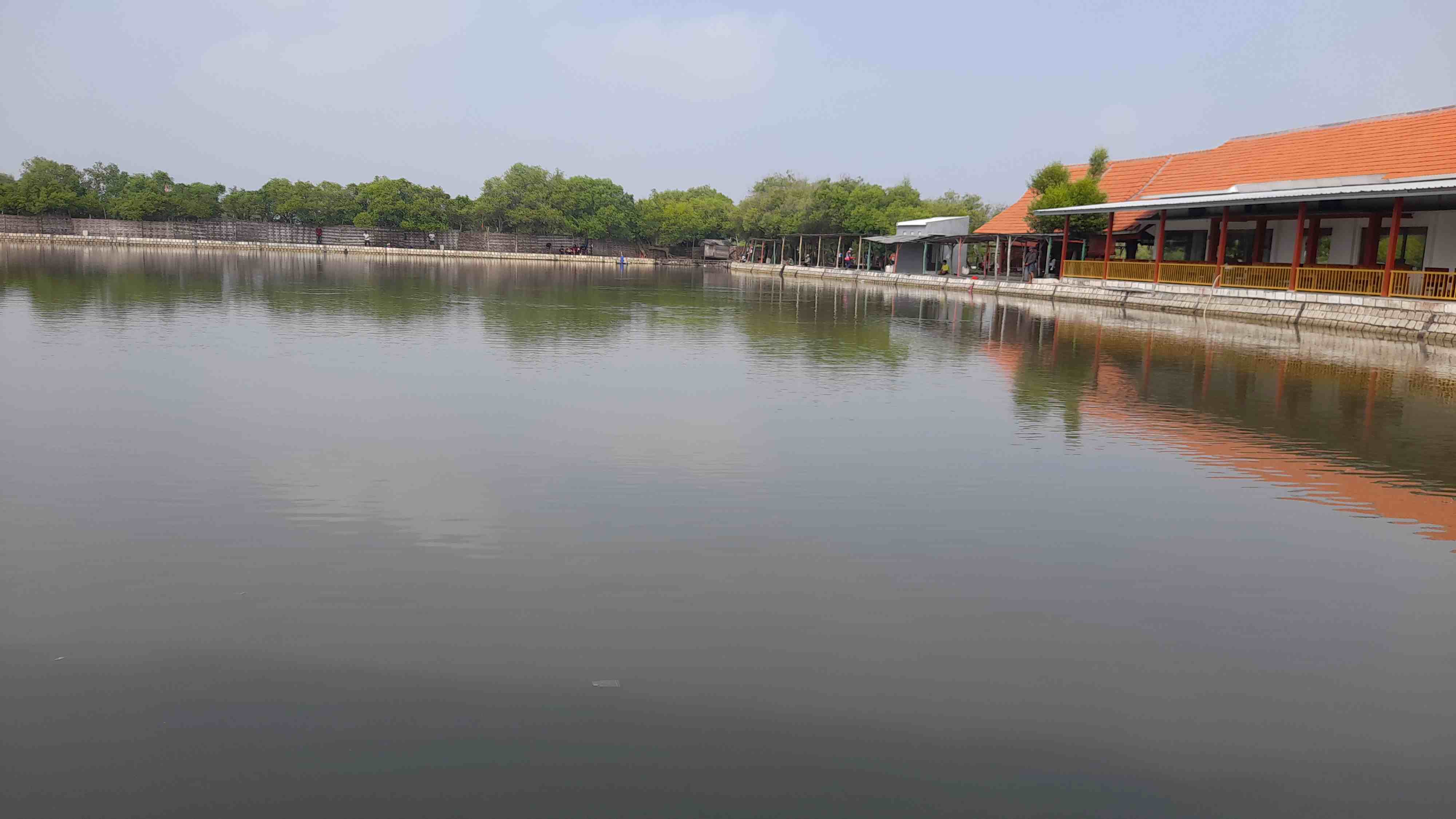 suasana kolam pemancingan yang luas