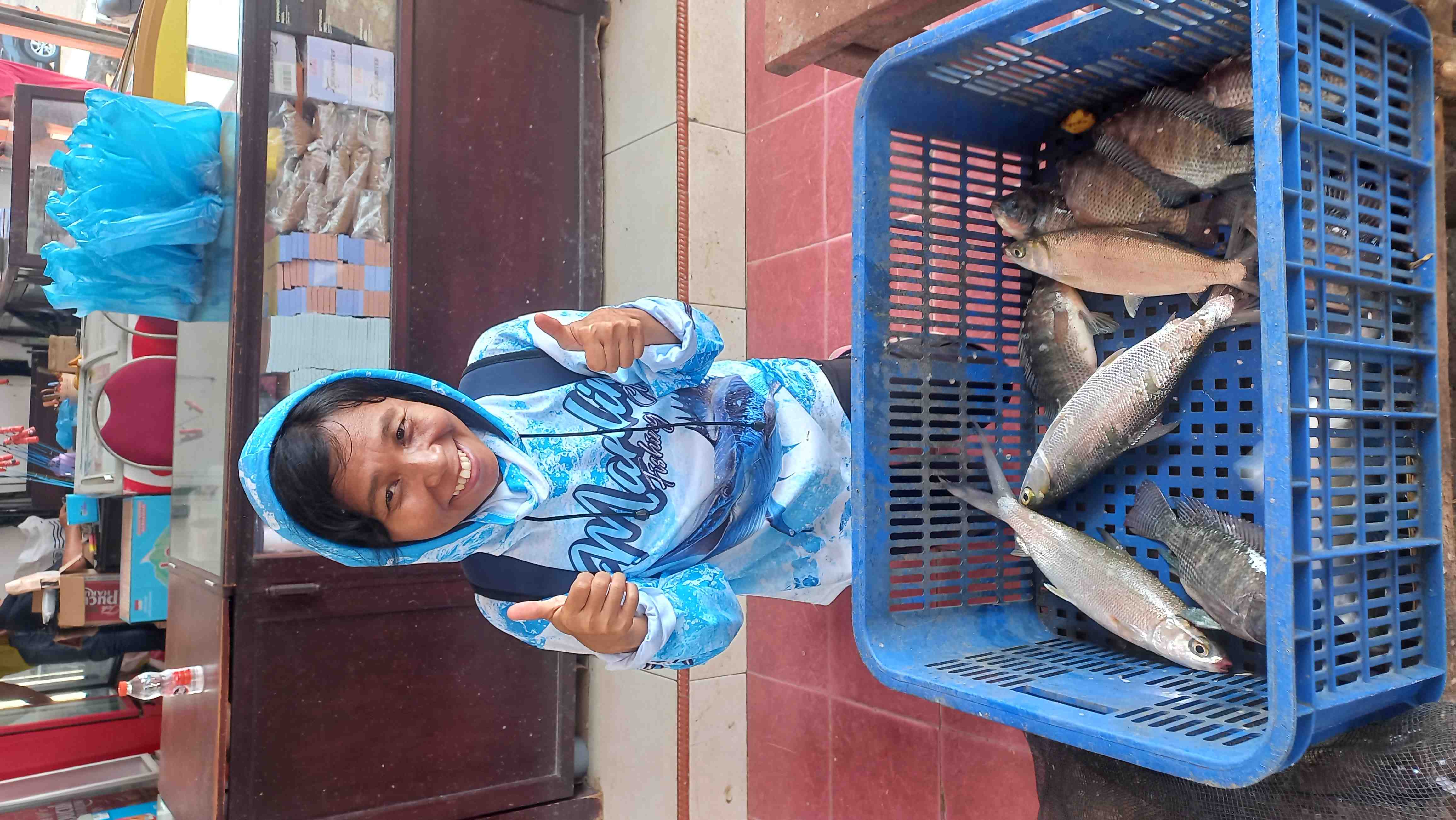 Menimbang hasil memancing ikan Nila dan Bandeng