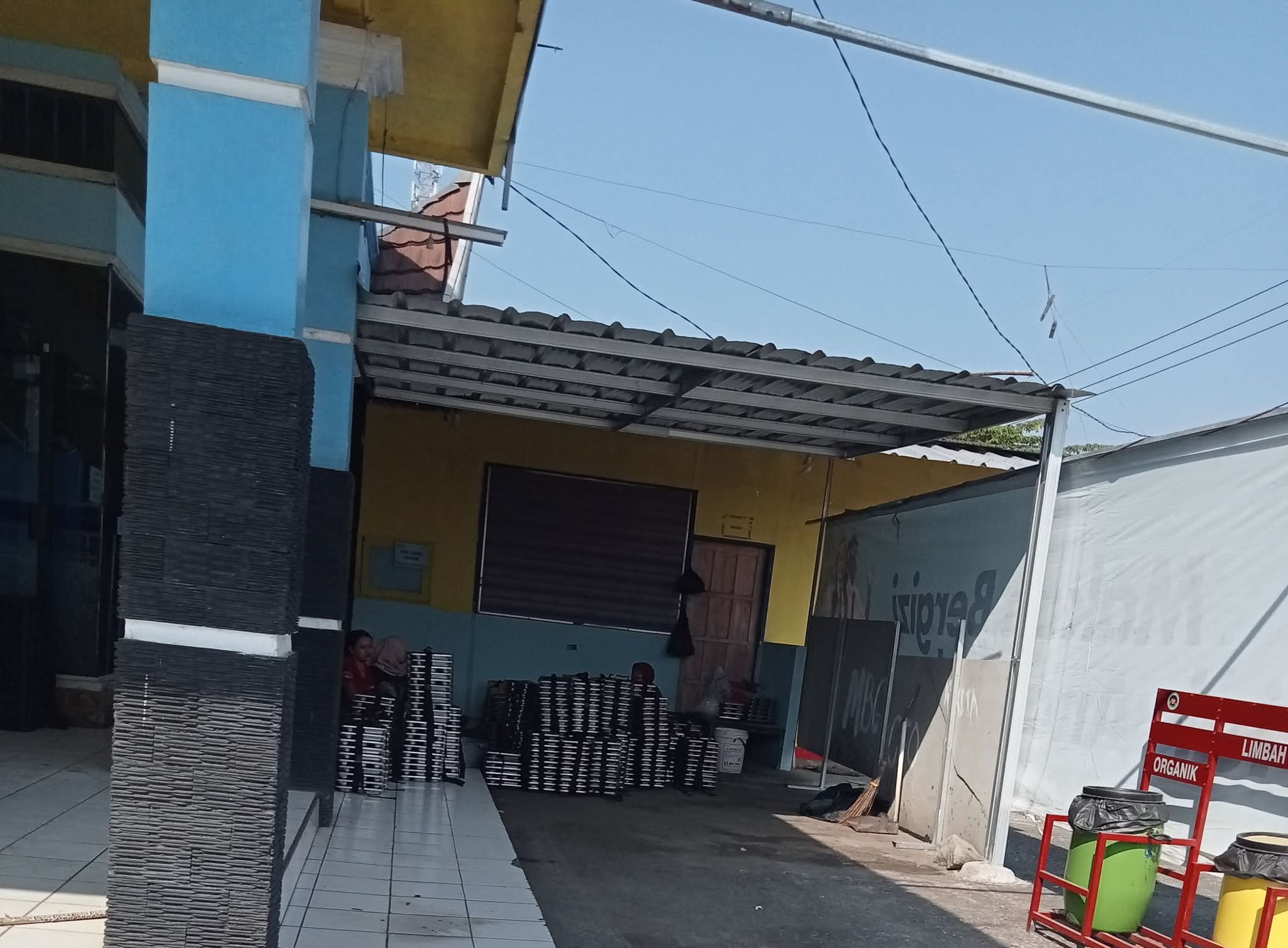 Mencuci Ompreng Tanpa APD Relawan SPPG Indramayu Sukra Sumuradem Timur Berdalih Pengap dan Bau