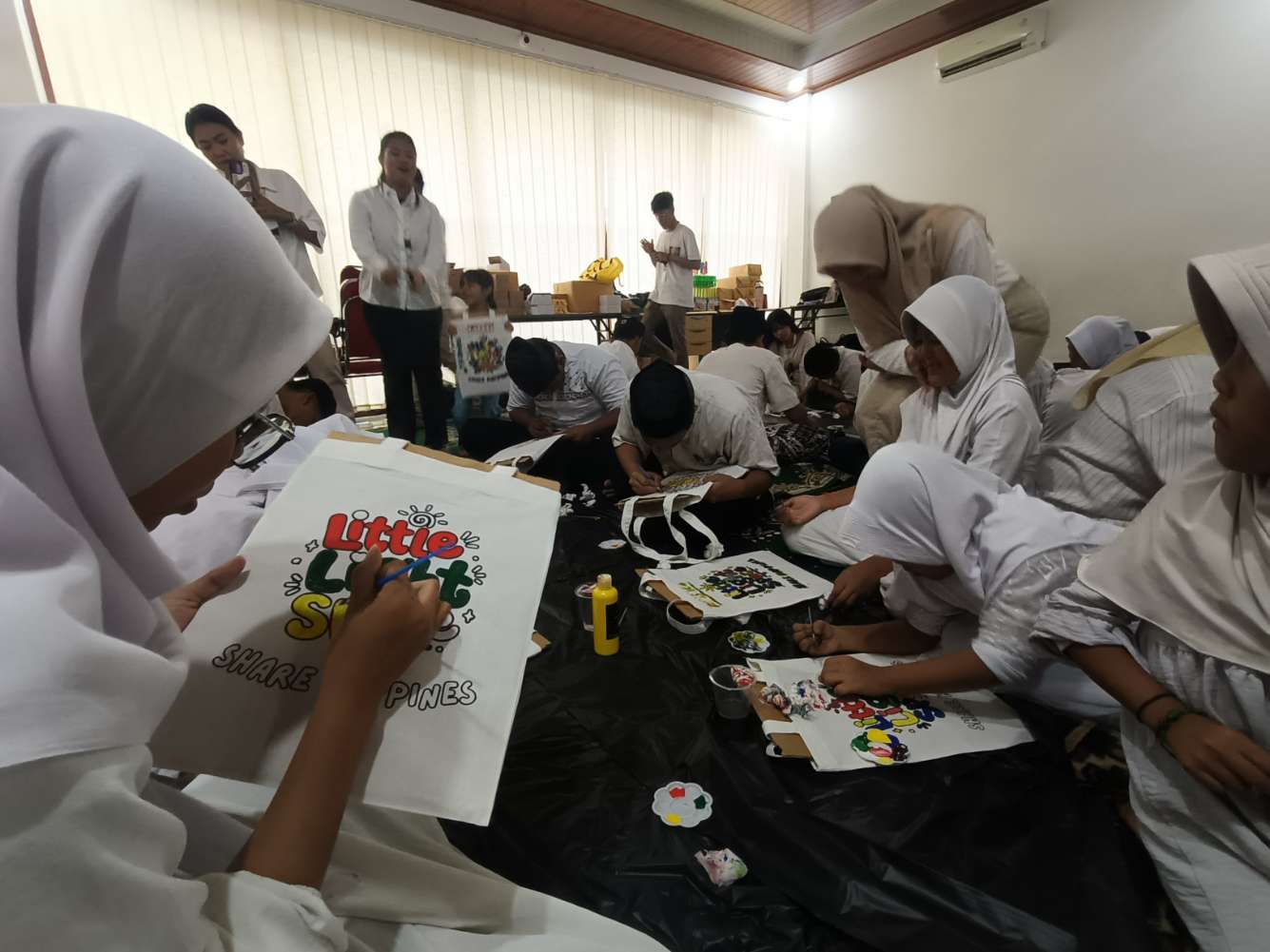 Tak Sekadar Kuliah, Mahasiswa UBSI Praktik Event Management dengan Berbagi Kebahagiaan di Yayasan Dulur Salembur