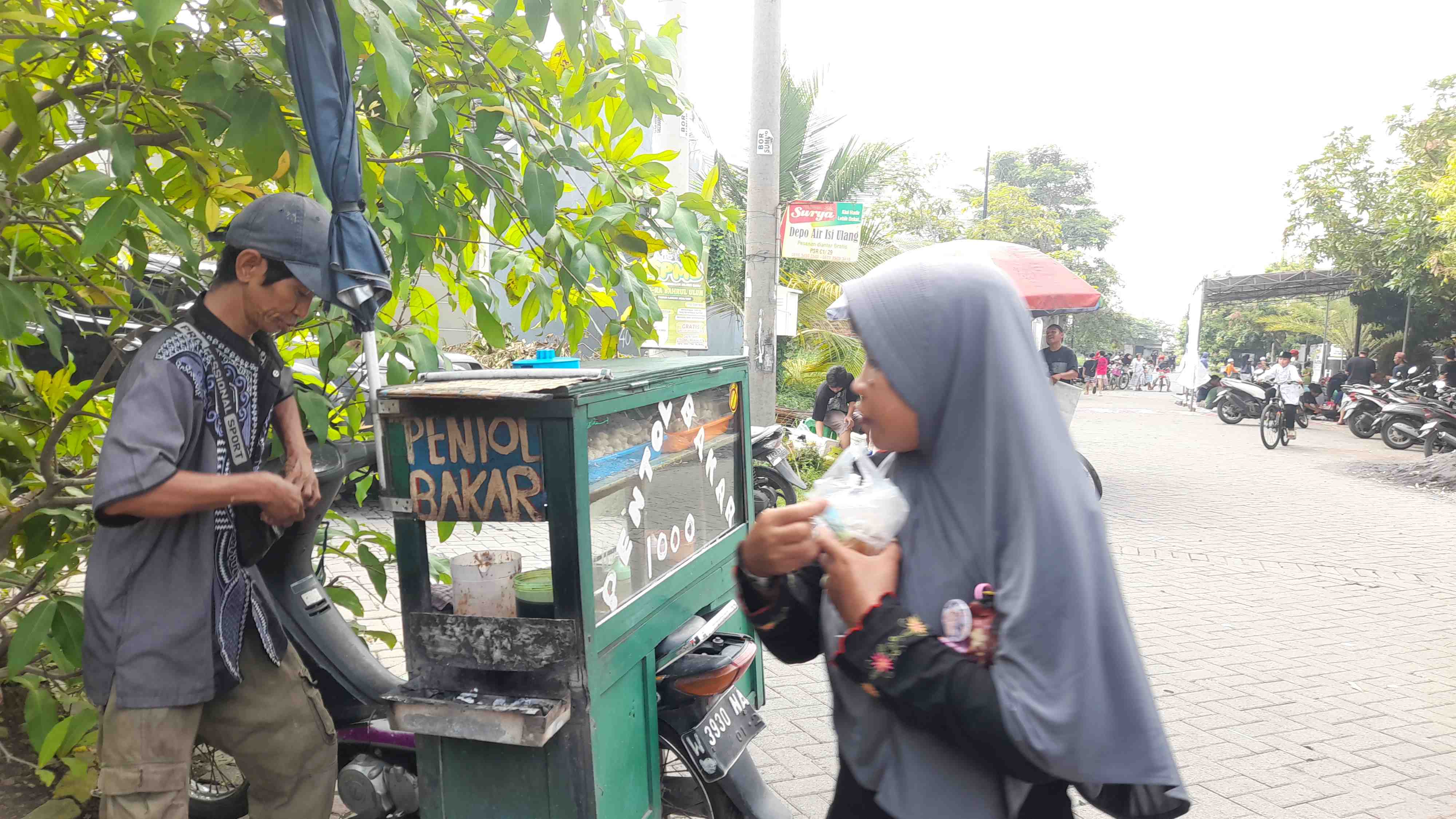 Lapak penjual jajanan di seputaran Masjid