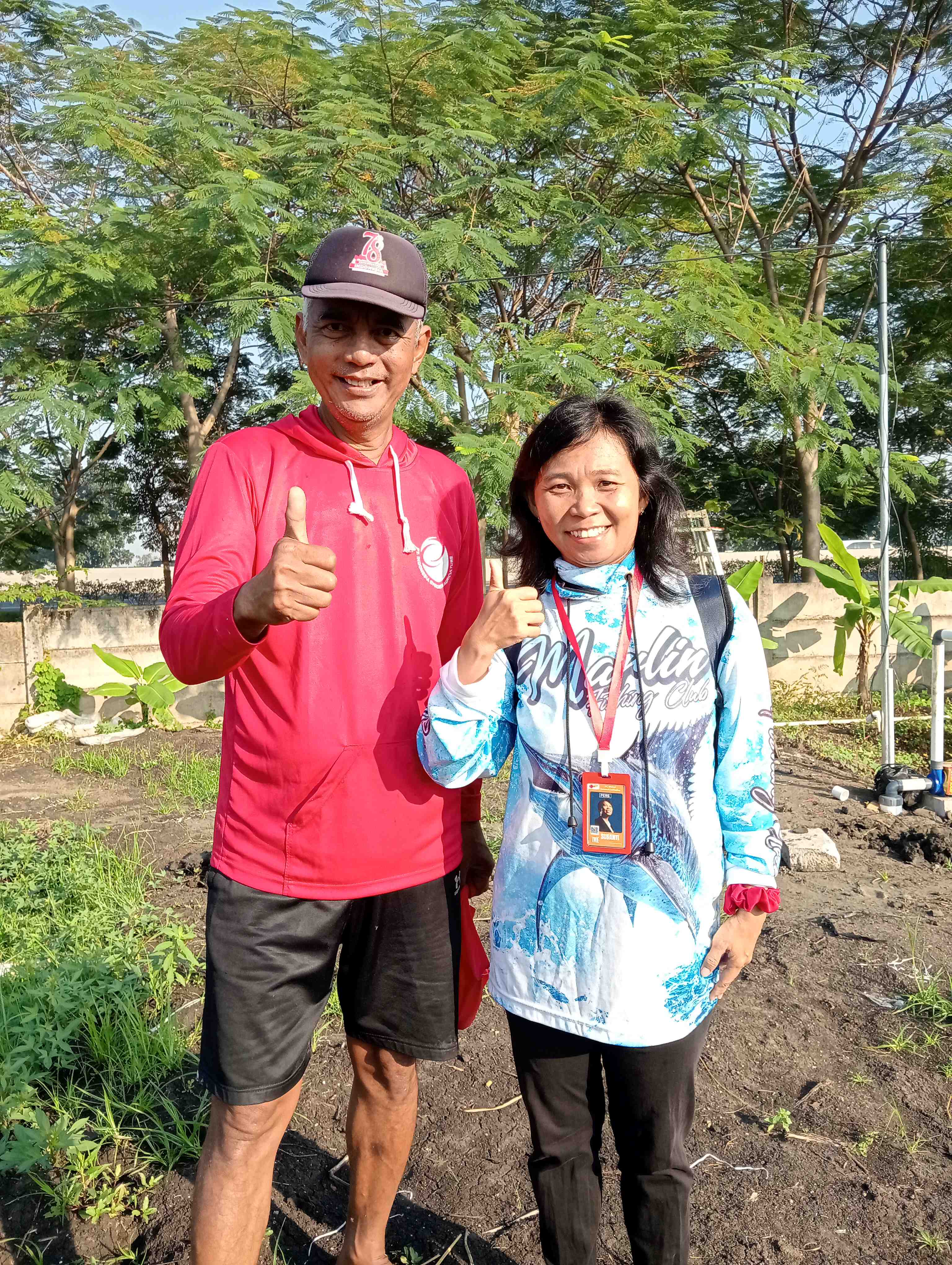 berfoto dengan salah satu warga pengelola lahan- Luluk Dwi
