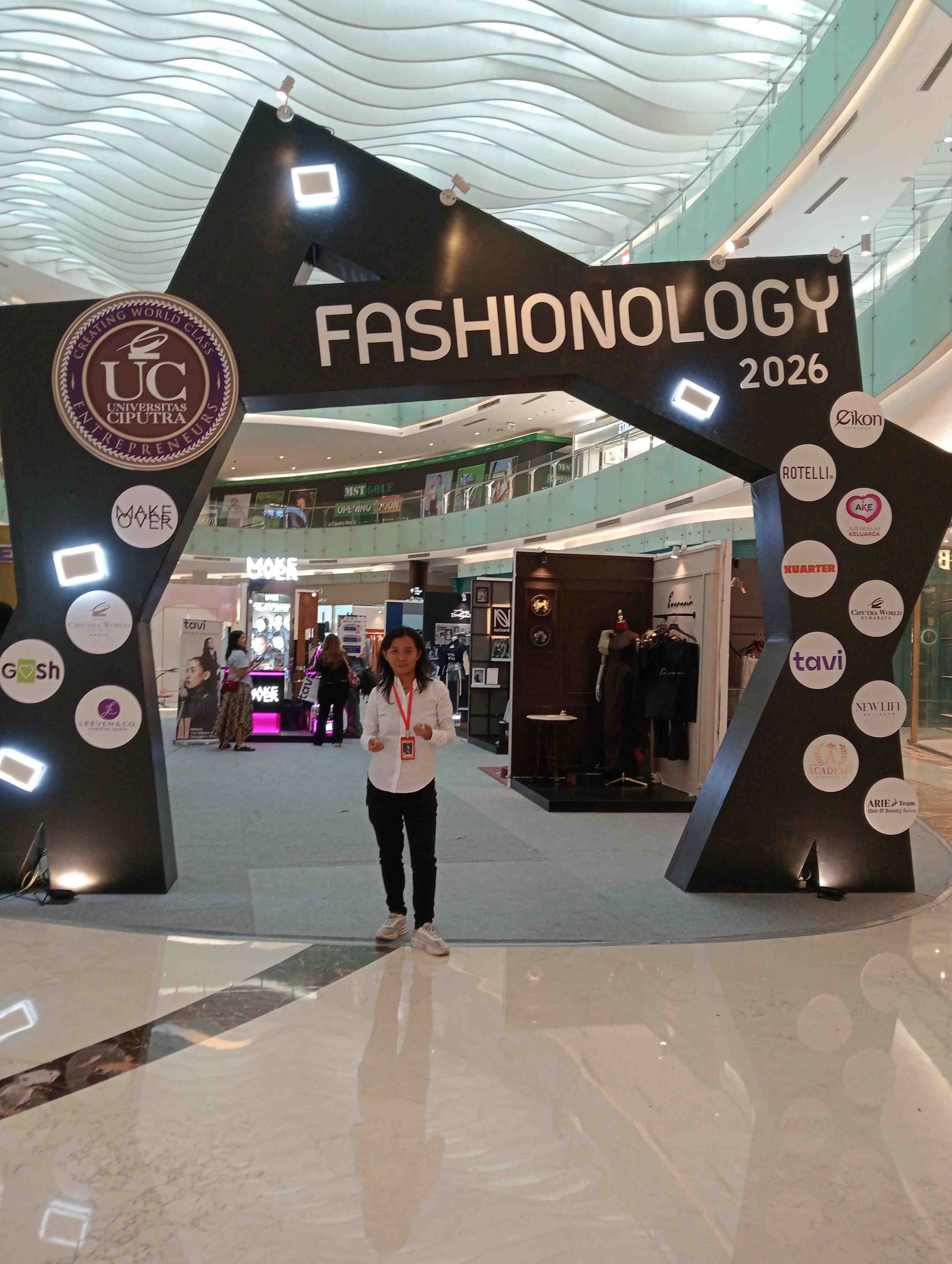 Booth karya 47 mahasiswa DFB di Oval Atrium