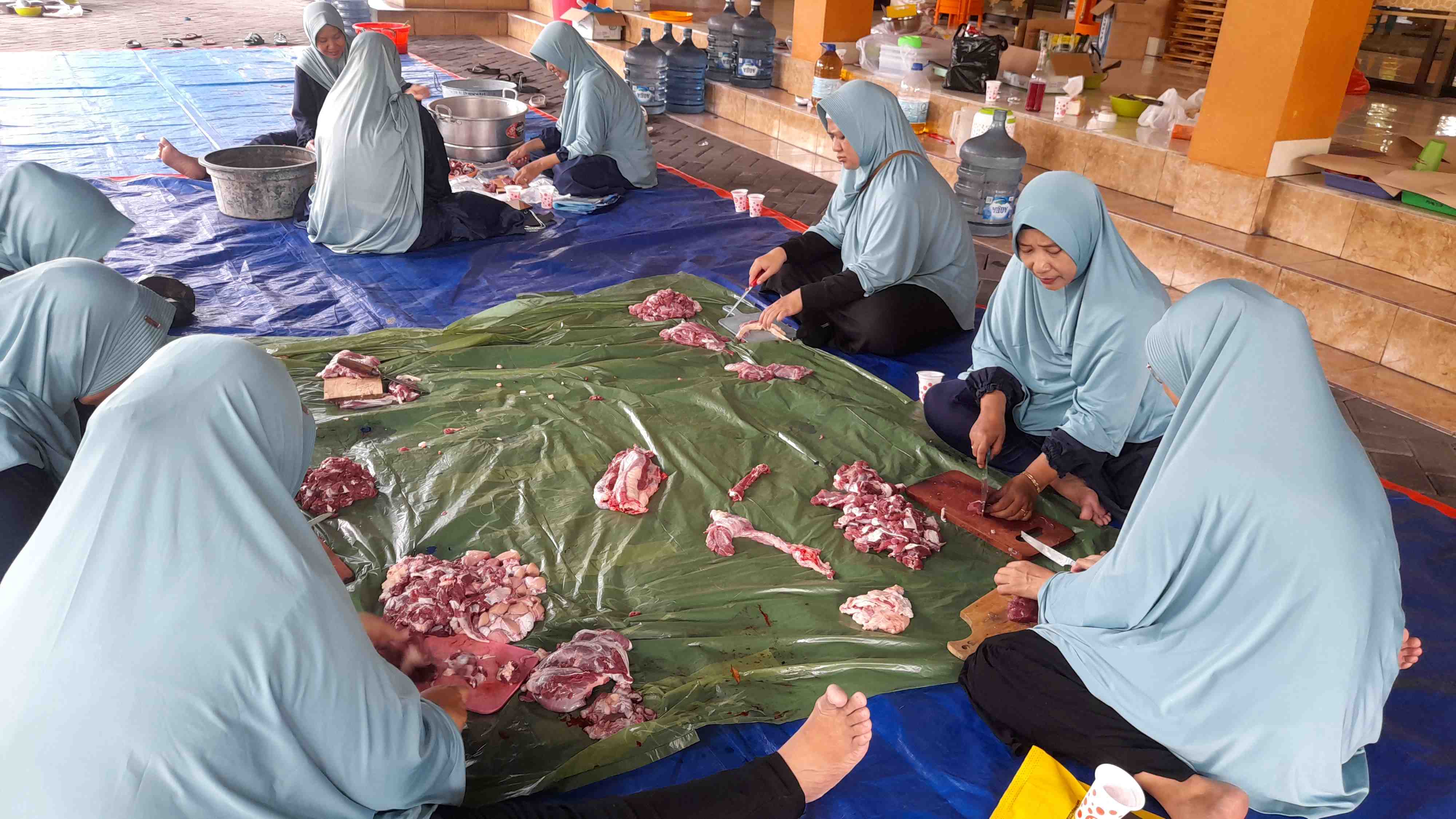 Proses pengolahan daging untuk makan siang petugas pendistribusian daging kurban