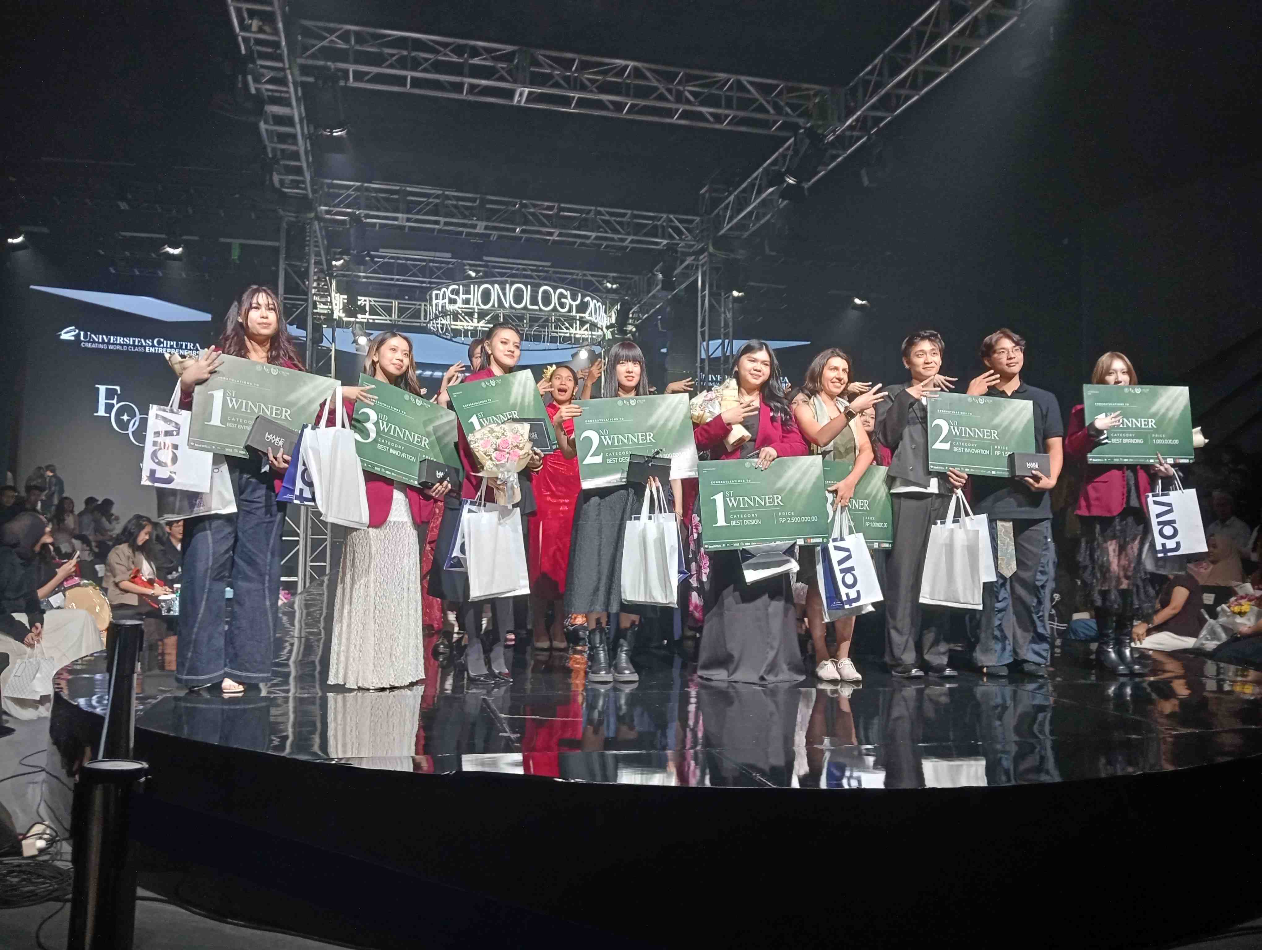 Para pemenang lomba fashionology 2026