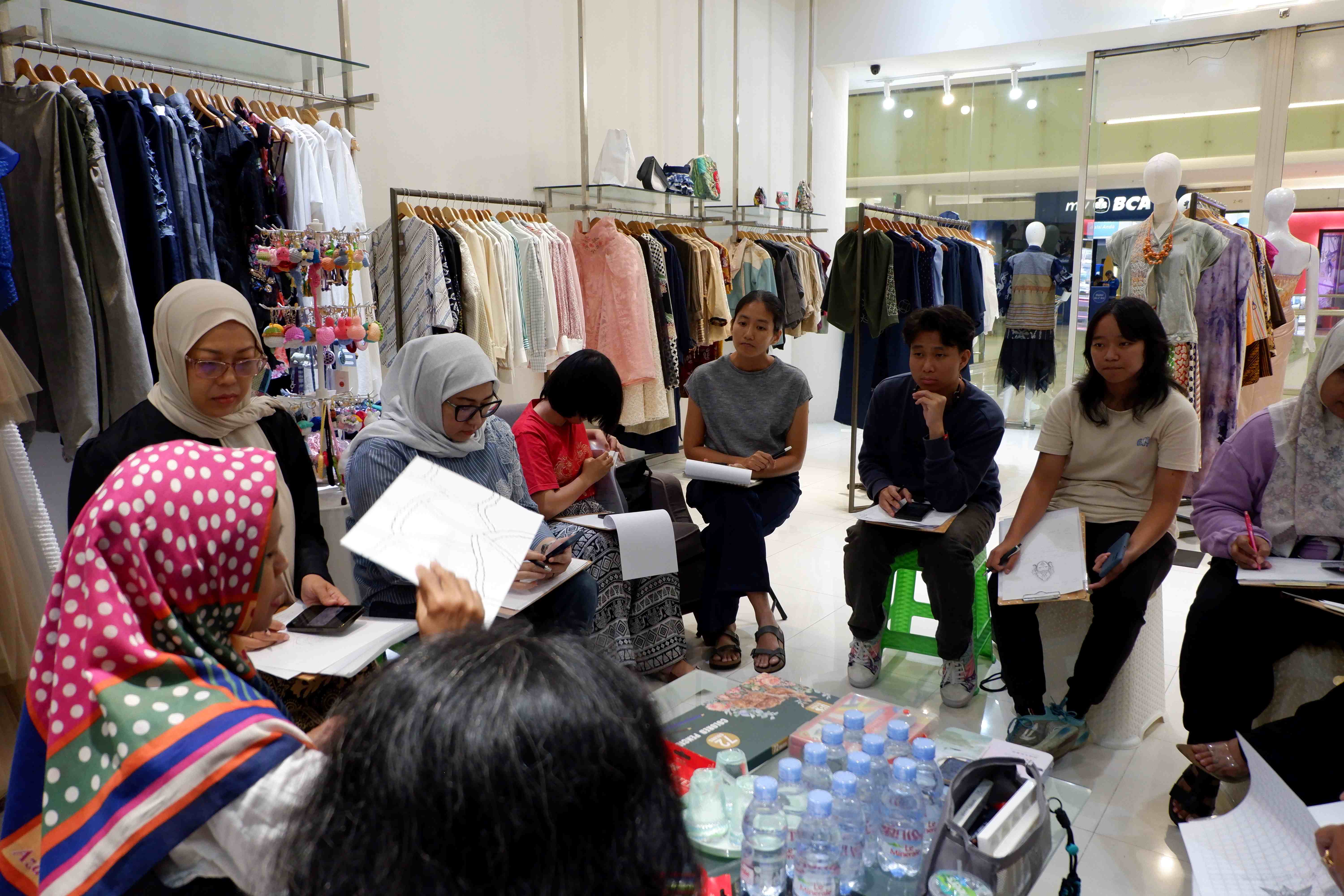Peserta mendengarkan pemaparan materi