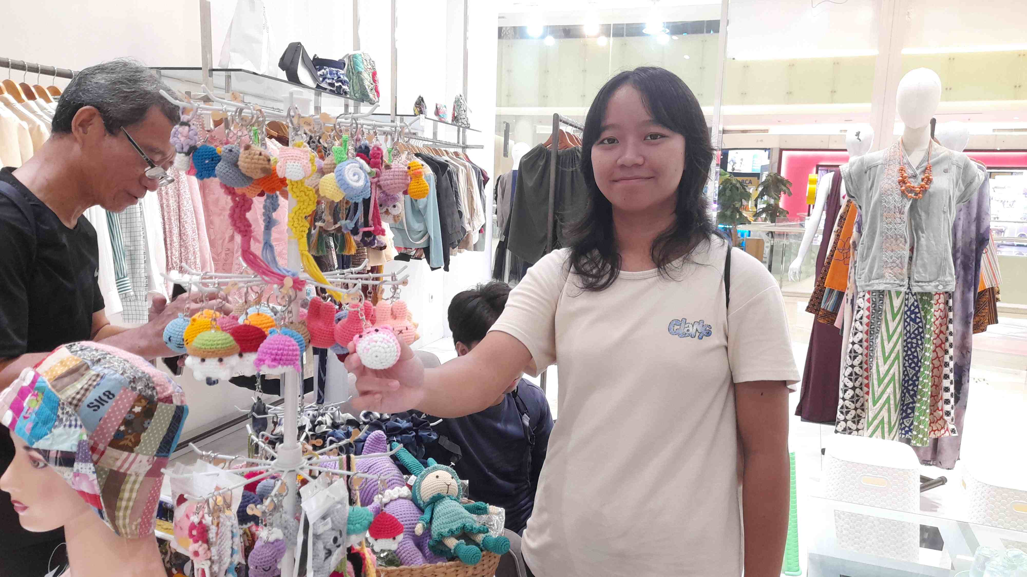 Sudut display D2-I store berupa karya rajutan ditunjukkan oleh Angela